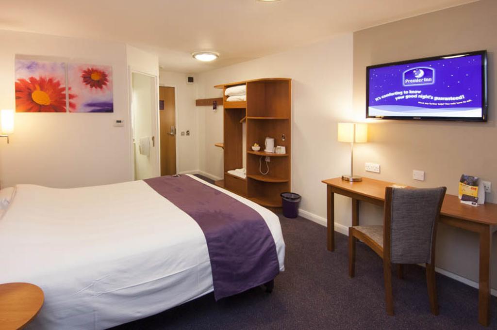 Premier Inn London Gatwick Airport South - London Road Кроули Екстериор снимка