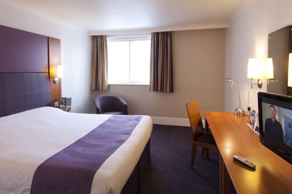 Premier Inn London Gatwick Airport South - London Road Кроули Екстериор снимка