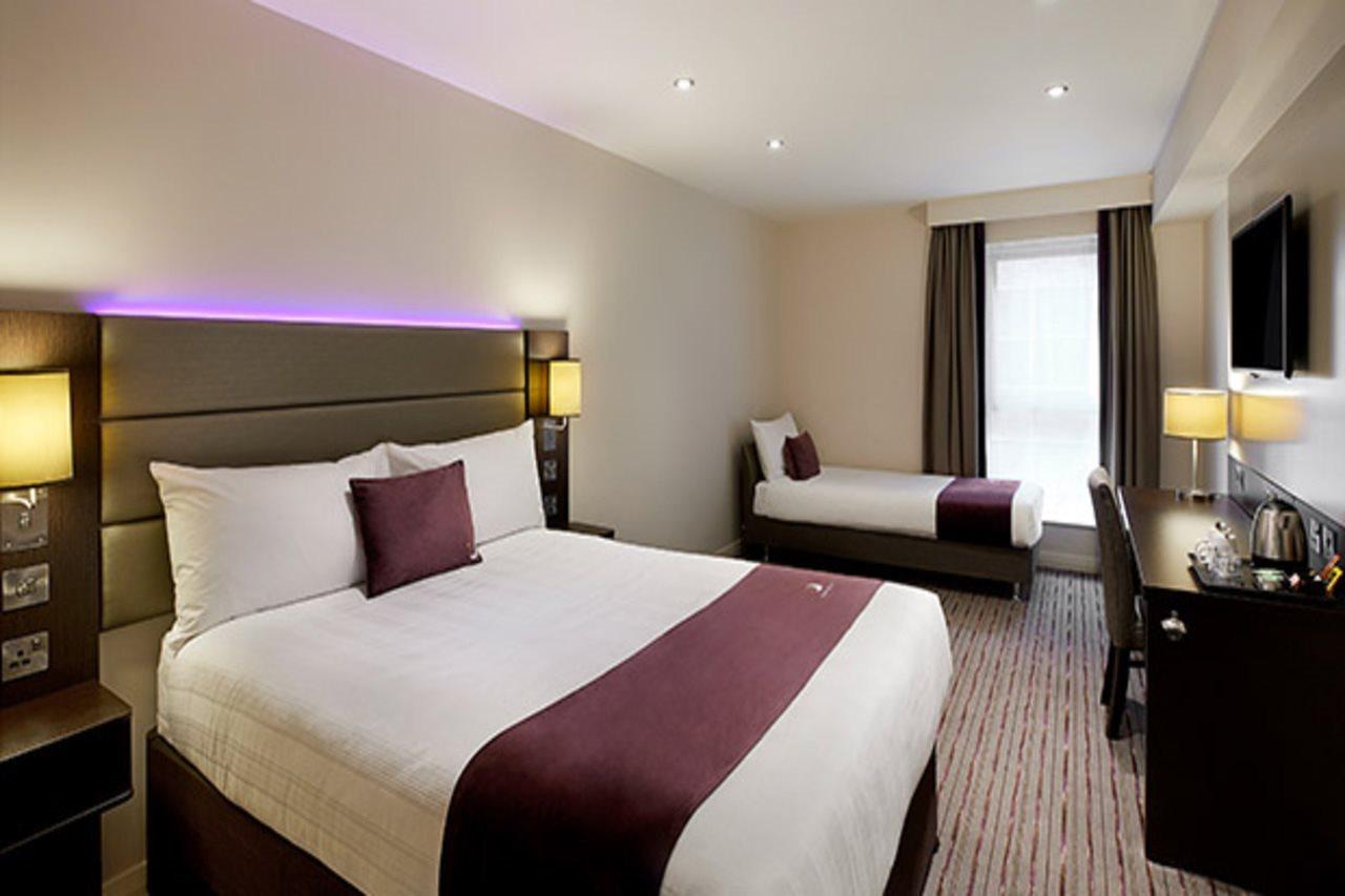 Premier Inn London Gatwick Airport South - London Road Кроули Екстериор снимка