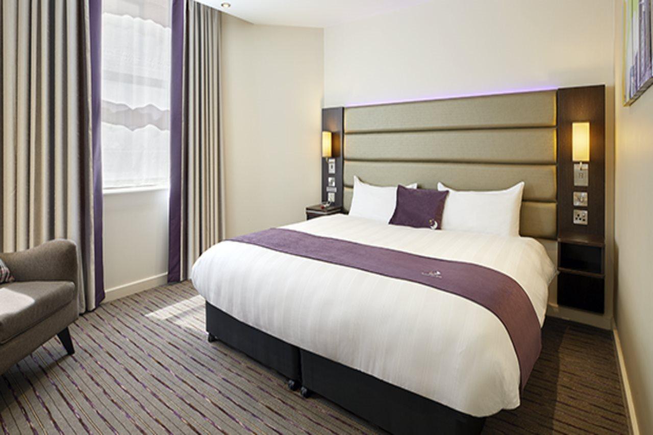 Premier Inn London Gatwick Airport South - London Road Кроули Екстериор снимка