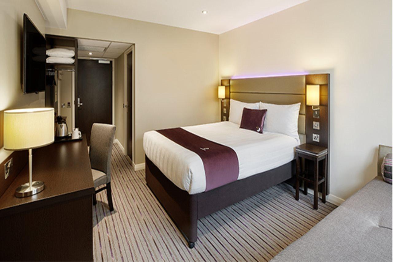 Premier Inn London Gatwick Airport South - London Road Кроули Екстериор снимка