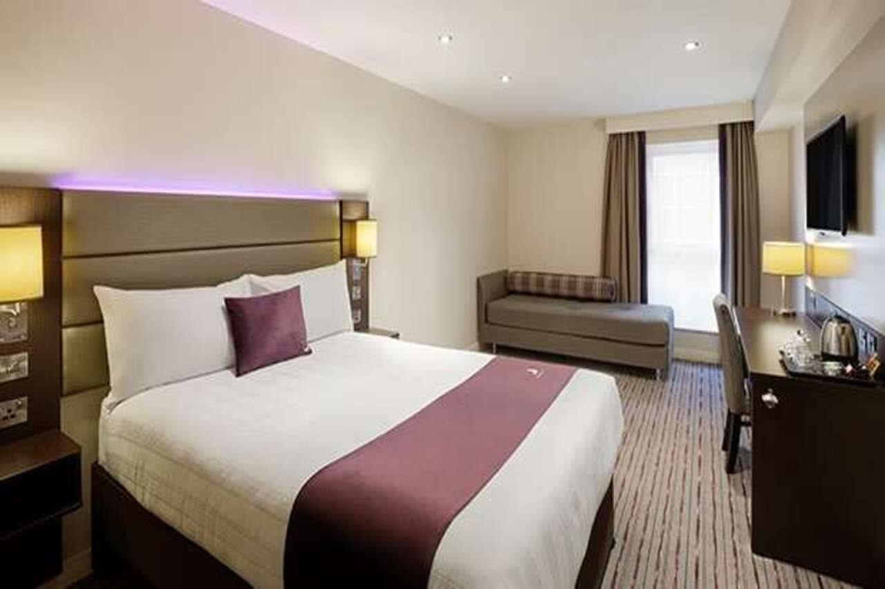 Premier Inn London Gatwick Airport South - London Road Кроули Екстериор снимка