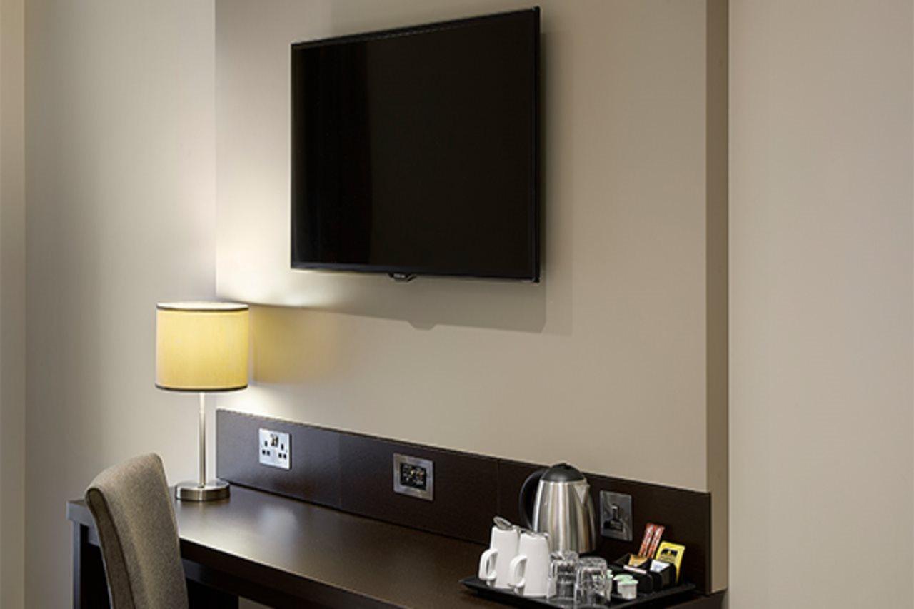 Premier Inn London Gatwick Airport South - London Road Кроули Екстериор снимка