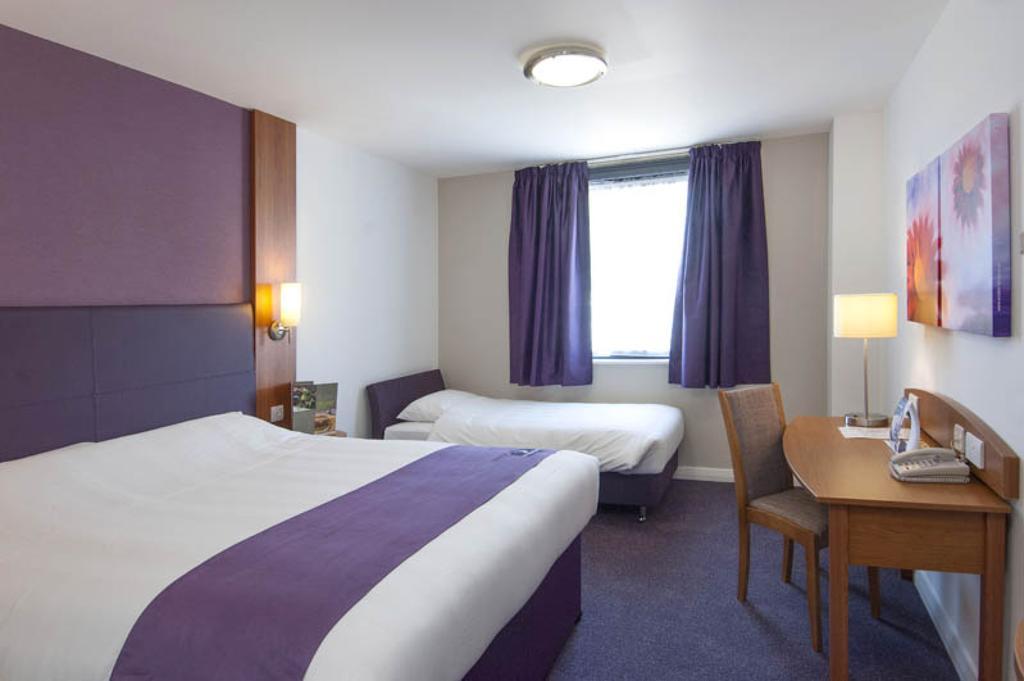 Premier Inn London Gatwick Airport South - London Road Кроули Екстериор снимка