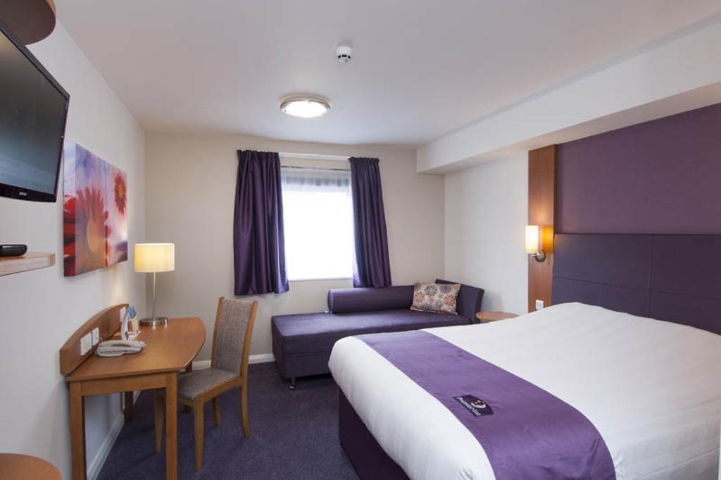 Premier Inn London Gatwick Airport South - London Road Кроули Екстериор снимка