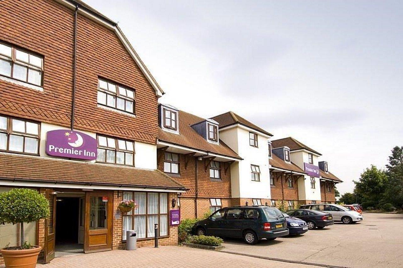 Premier Inn London Gatwick Airport South - London Road Кроули Екстериор снимка