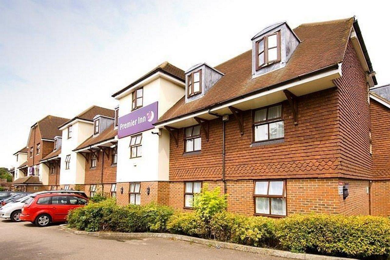Premier Inn London Gatwick Airport South - London Road Кроули Екстериор снимка