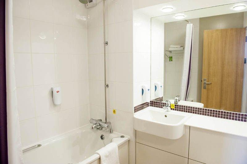 Premier Inn London Gatwick Airport South - London Road Кроули Екстериор снимка