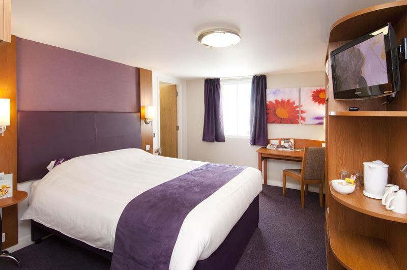 Premier Inn London Gatwick Airport South - London Road Кроули Екстериор снимка