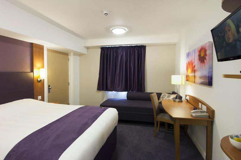 Premier Inn London Gatwick Airport South - London Road Кроули Екстериор снимка