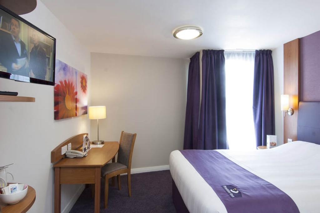 Premier Inn London Gatwick Airport South - London Road Кроули Екстериор снимка
