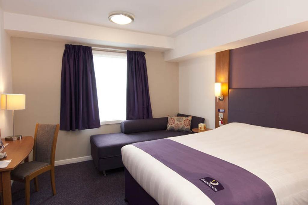 Premier Inn London Gatwick Airport South - London Road Кроули Екстериор снимка
